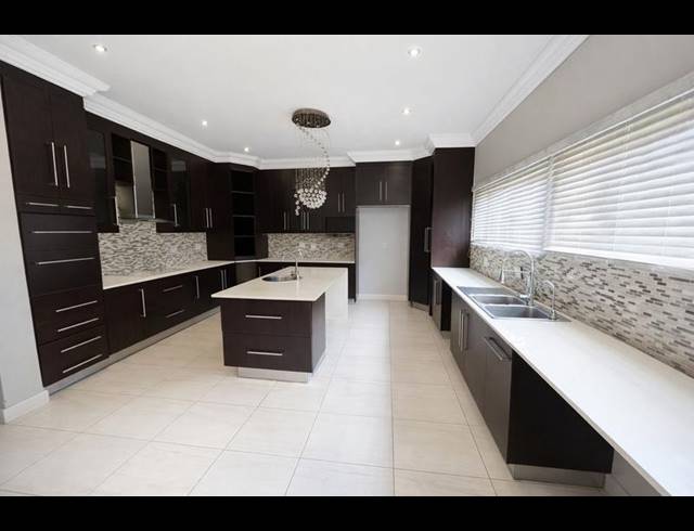 6 BEDROOM HOUSE FOR SALE IN BLUE VALLEY GOLF ESTATE